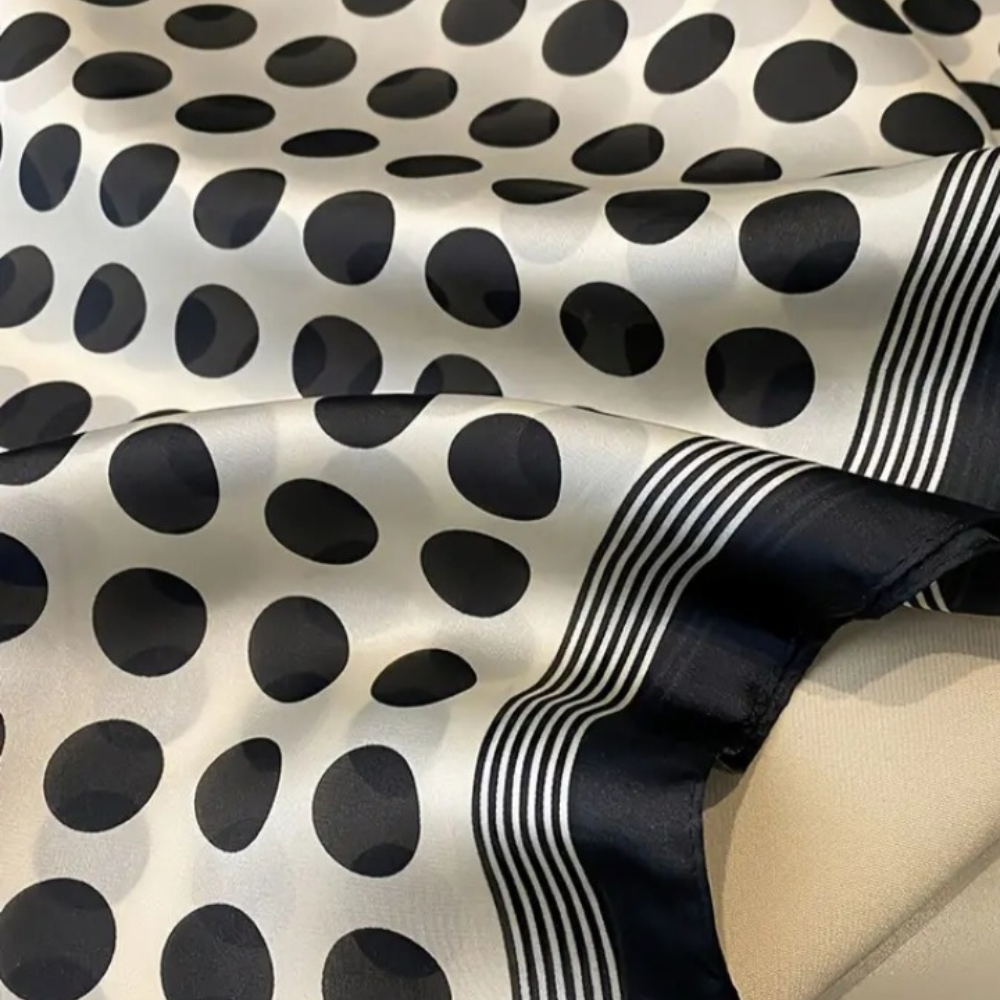 🧣 Foulard Carré Doux avec Boîte Cadeau Élégante – Accessoire Chic et Raffiné -AM ASSYREM