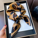 🧣 Foulard Carré Doux avec Boîte Cadeau Élégante – Accessoire Chic et Raffiné -AM ASSYREM