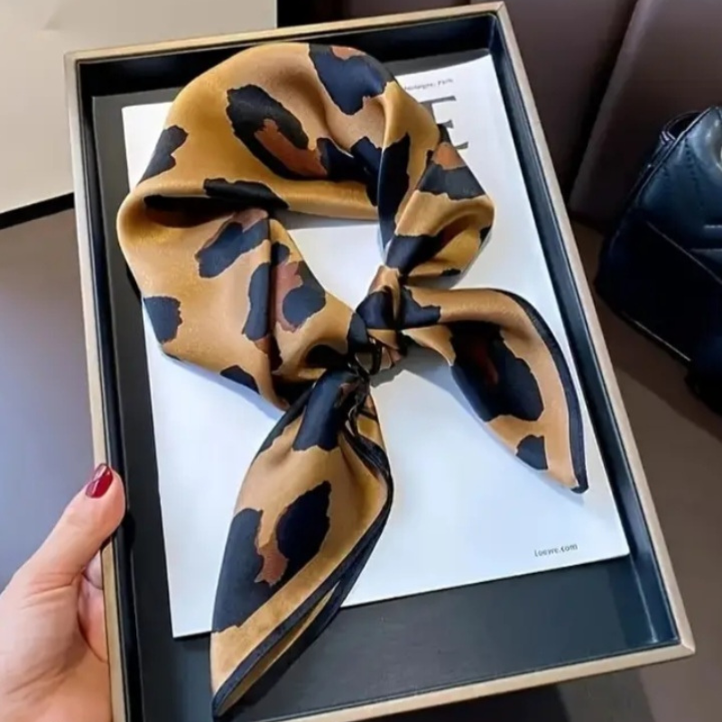 🧣 Foulard Carré Doux avec Boîte Cadeau Élégante – Accessoire Chic et Raffiné -AM ASSYREM