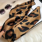 🧣 Foulard Carré Doux avec Boîte Cadeau Élégante – Accessoire Chic et Raffiné -AM ASSYREM