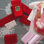 🌿 Broche Trèfle Vert Luxueuse avec Gemmes et Strass – Coffret en Velours Rouge - AM ASSYREM