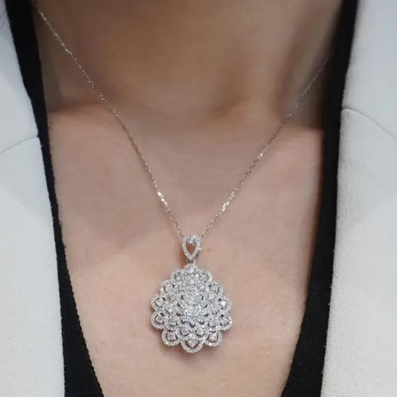 💎 Collier Fleur d’Éclat avec Coffret en Velours Rose – Élégance et Luxe Intemporel - AM ASSYREM