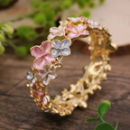 💖 Bracelet Floral Doré Élastique avec Écrin Transparent – Élégance et Douceur Féminine - AM ASSYREM