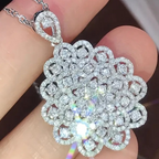 💎 Collier Fleur d’Éclat avec Coffret en Velours Rose – Élégance et Luxe Intemporel - AM ASSYREM