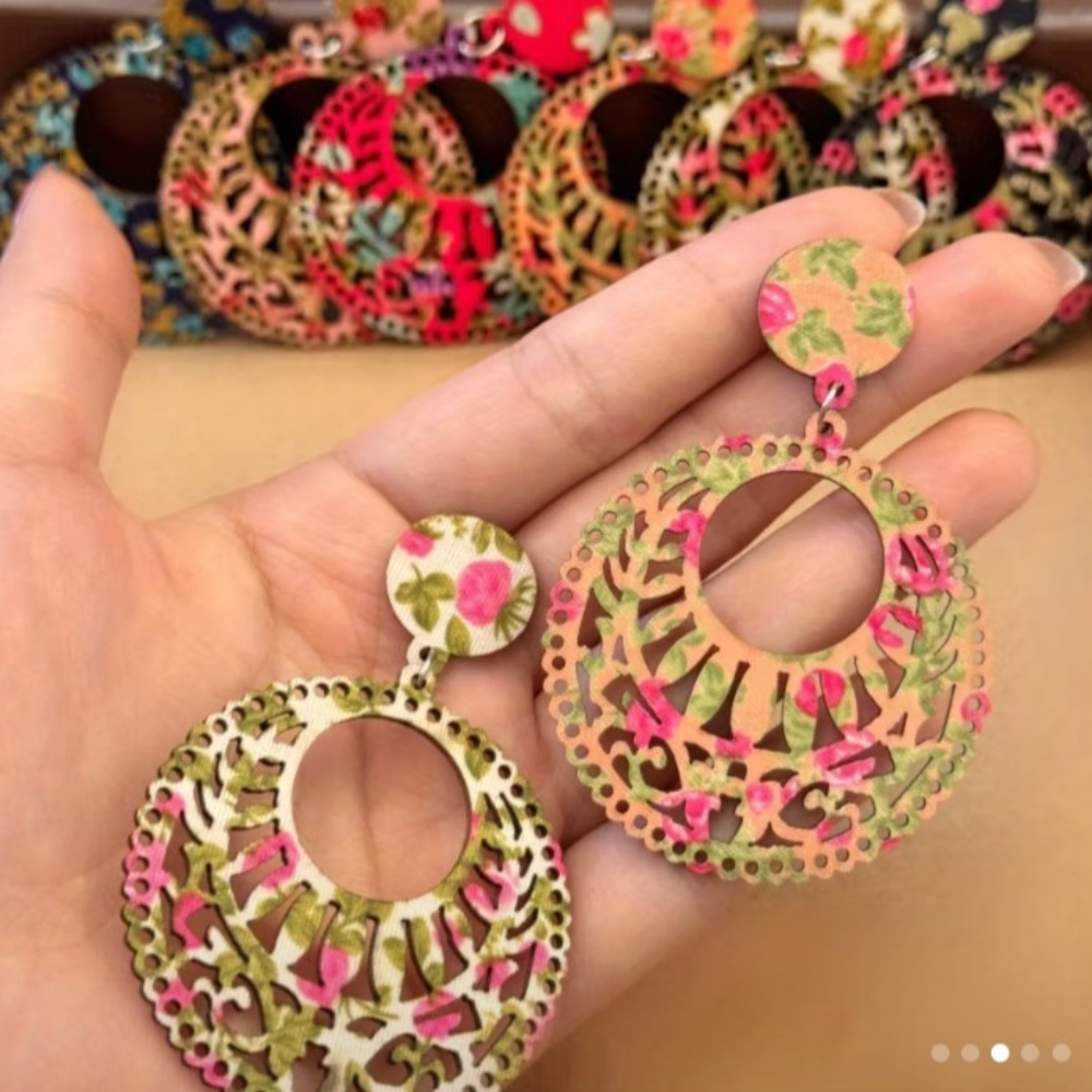 🌸 Boucles d’oreilles en bois motif fleurs avec écrin élégant - AM ASSYREM