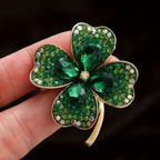 🌿 Broche Trèfle Vert Luxueuse avec Gemmes et Strass – Coffret en Velours Rouge - AM ASSYREM