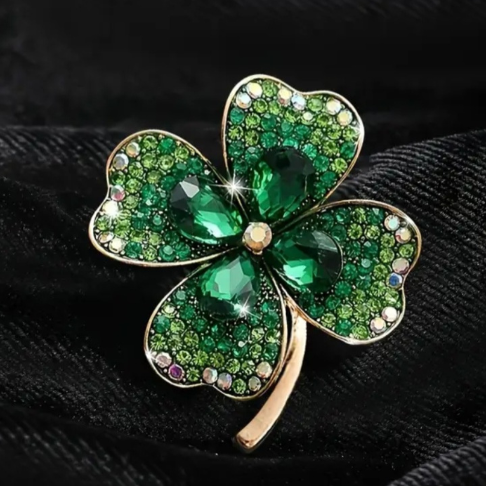 🌿 Broche Trèfle Vert Luxueuse avec Gemmes et Strass – Coffret en Velours Rouge - AM ASSYREM