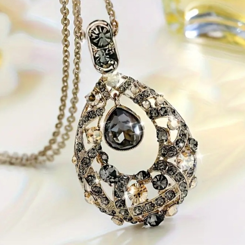 💎 Collier “Élégance Royale” – Pendentif Goutte en Strass avec Boîte en Velours Rose -AM ASSYREM