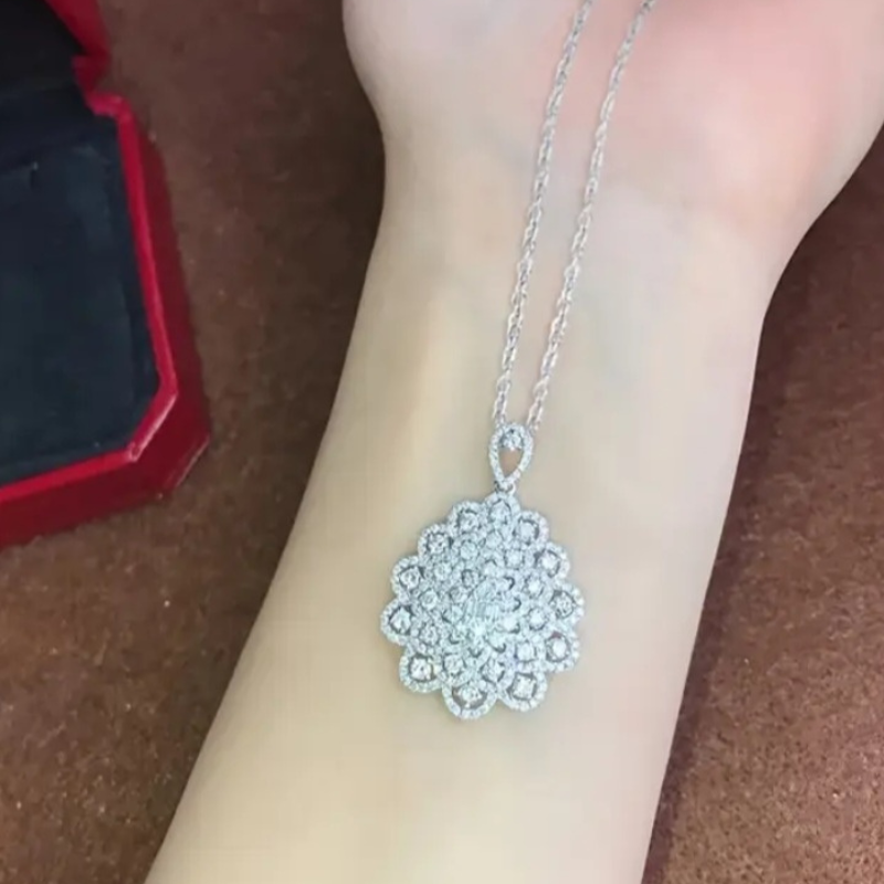 💎 Collier Fleur d’Éclat avec Coffret en Velours Rose – Élégance et Luxe Intemporel - AM ASSYREM