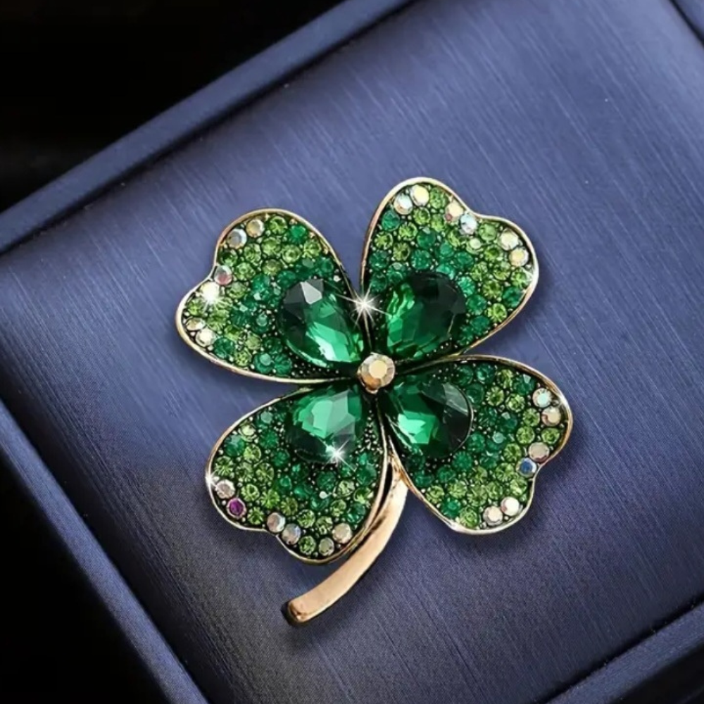 🌿 Broche Trèfle Vert Luxueuse avec Gemmes et Strass – Coffret en Velours Rouge - AM ASSYREM